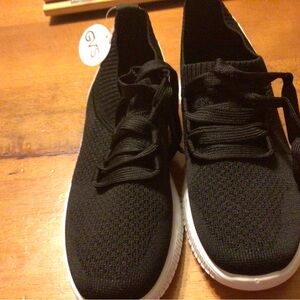 Gloria Vanderbilt sneakers